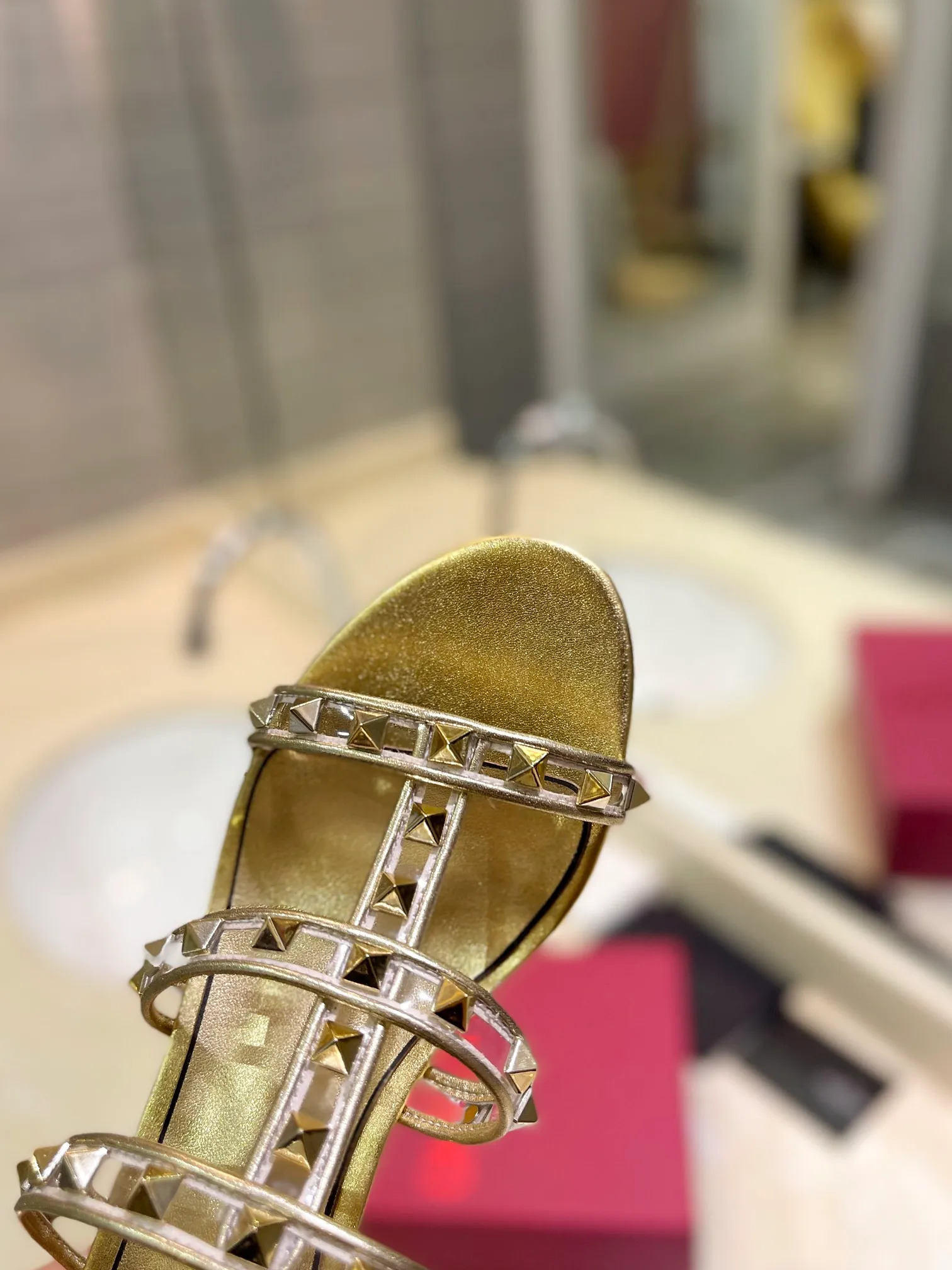 👟👟Ex-factory price 500👟👟 𝑉𝐴𝐿𝐸𝑁𝑇𝐼𝑁𝑂 Valentino ♡ͥ | ²º²⁴💫Purchasing agent level🔍Same color The classic king-shaped slippers with crystal heels are also so beautiful The particularly high-quality hardware brings out a full sense of high-end. After putting it on your feet, you will be stunned and look super slim! The new season lives up to expectations! Worth buying ★Imported cowhide is absolutely high-grade ❥Original method is absolutely sensual ❥Elegant style creates a different feeling🙈 Simple temperament style!  ♡ show bdetails ———————————— ⊿▸: Size｜35-40 (customized at 40.41.42) ⊿▸: Material｜Imported sheepskin + Pvc ⊿▸: Material | Padded sheepskin ⊿▸: Material | Italian🇮🇹 genuine leather outsole ⊿▸: Heel height｜6cm